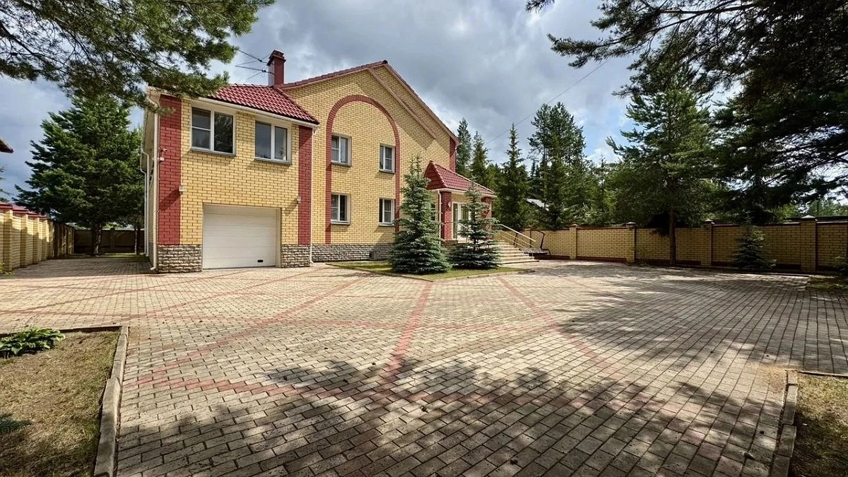 В Кирове продают трехэтажный особняк с панорамными окнами и тренажерным залом