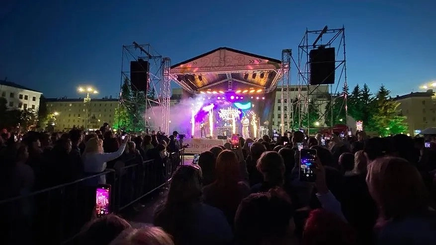 В Киров на конкурс «Лучший водитель такси России» (0+) приедет известная музыкальная группа