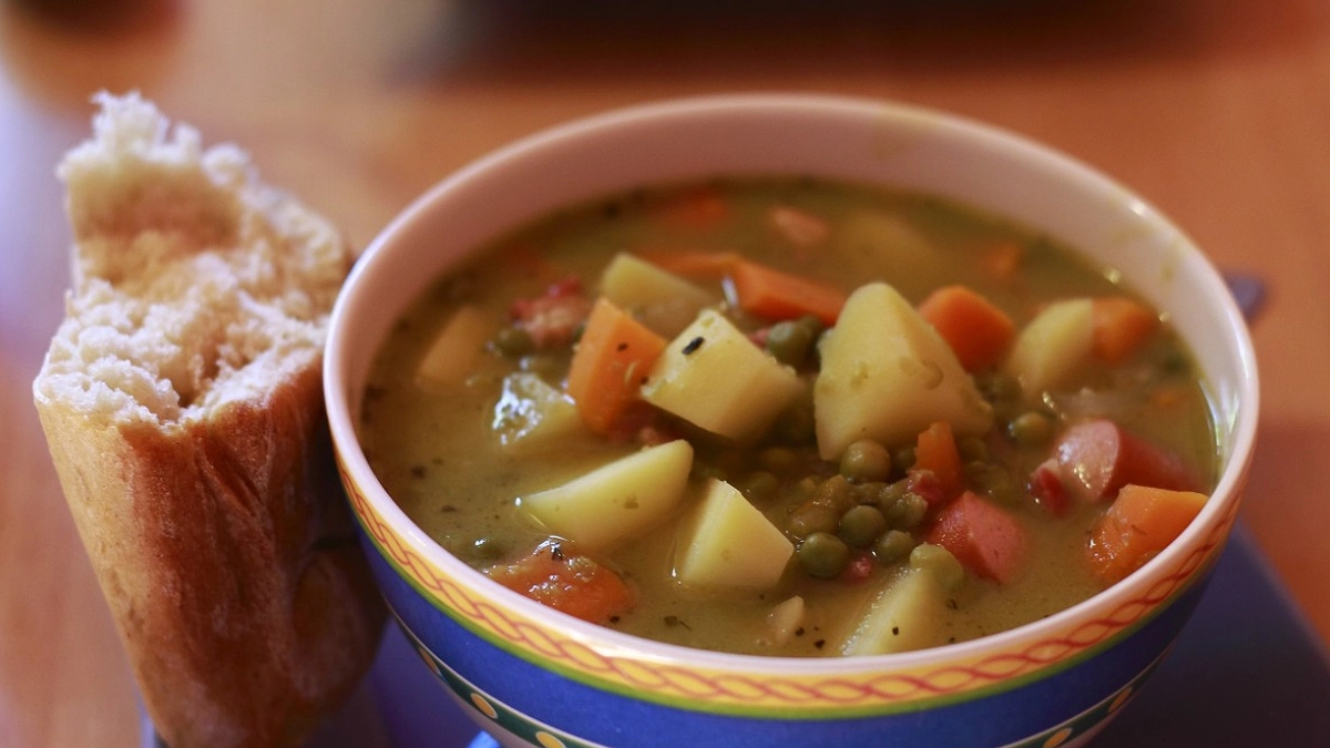 Не горох и не копчености: вот что добавляют в гороховый суп, чтобы он получился насыщенным — секрет лучших шеф-поваров
