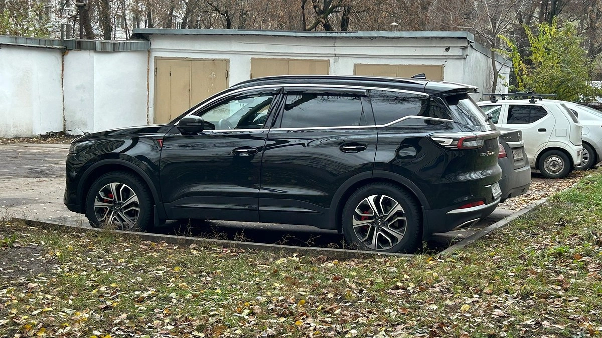 10 лет верили этому мифу: китаец из автосалона раскрыл, на каких машинах они ездят на самом деле