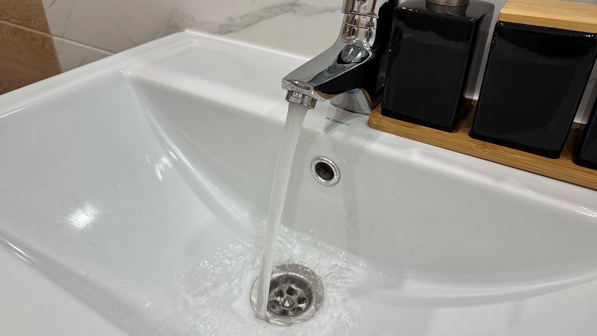 В Безбожнике из кранов льется вода с червями