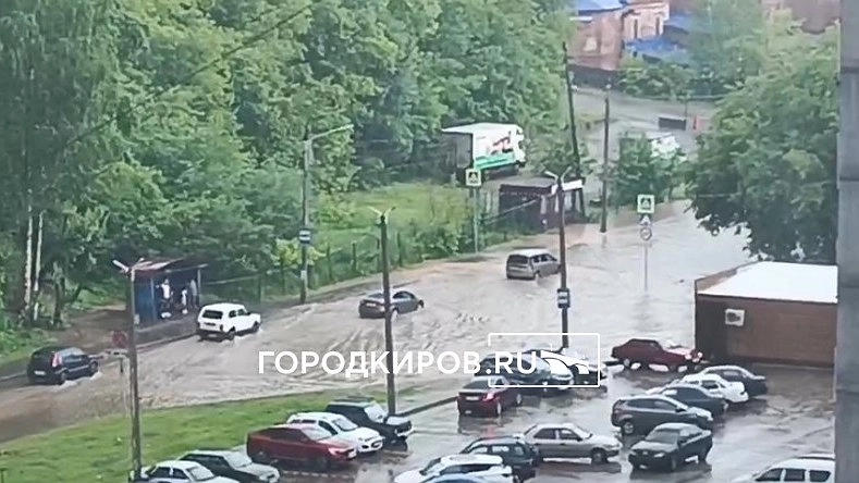 В Кирове из-за дождя затопило улицу Заводскую