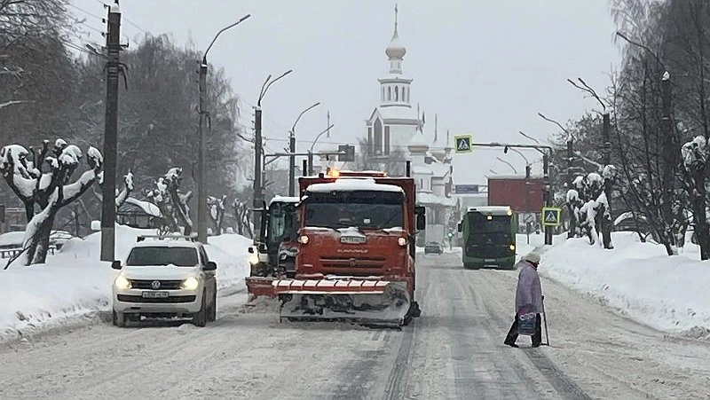 Главная картинка новости: В Кирове сотни машин вышли на уборку улиц из-за снегопада