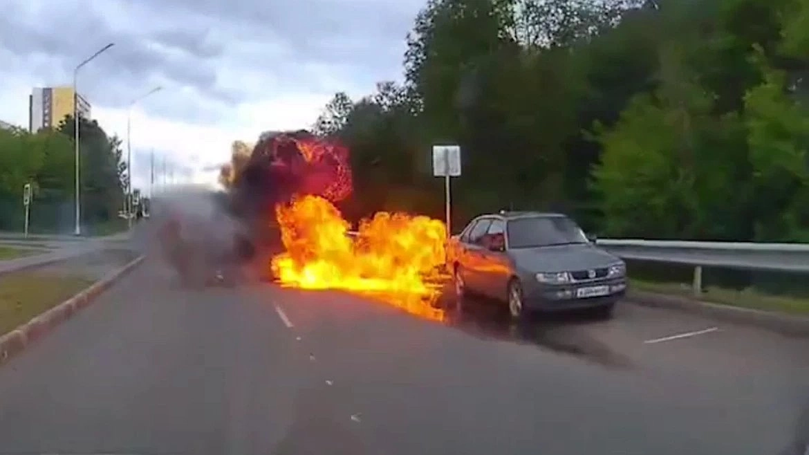 В Зуевском районе иномарка вспыхнула на ходу