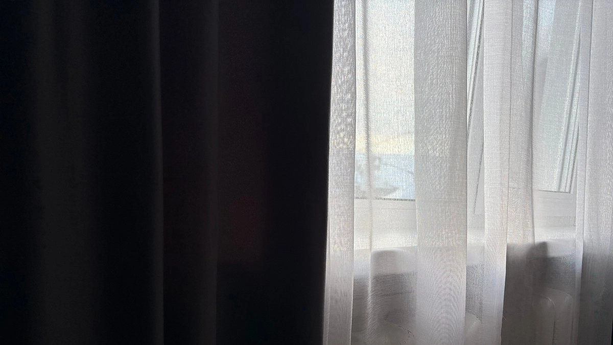 Плотные шторы летом только мешают: 7 лёгких решений для окон, с которыми комната станет светлее и просторнее