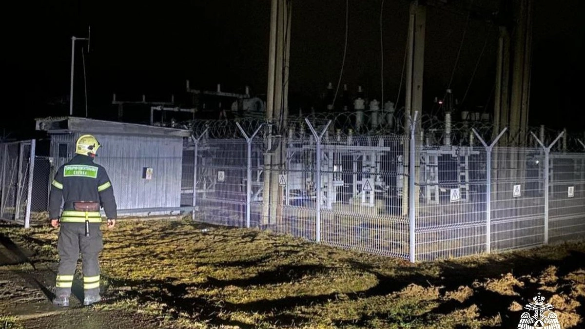 Главная картинка новости: В Кировской области энергетики устраняют последствия непогоды