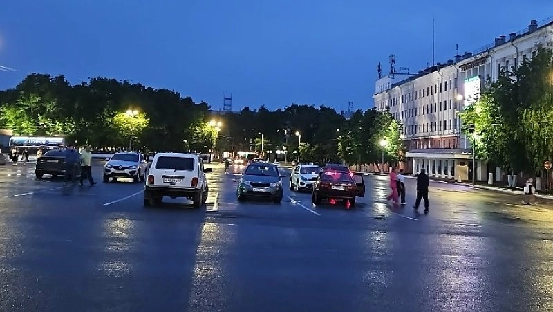 У Театральной площади временно запретят парковку