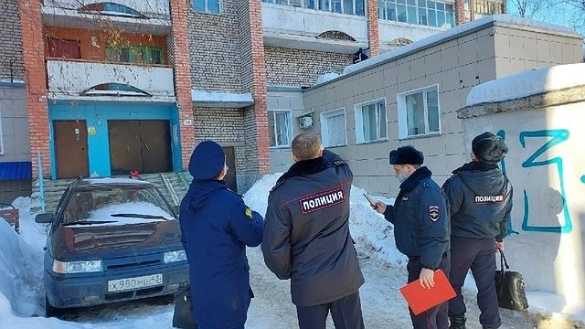 Кировская УК выплатит компенсацию девочке, на которую упал снег с крыши