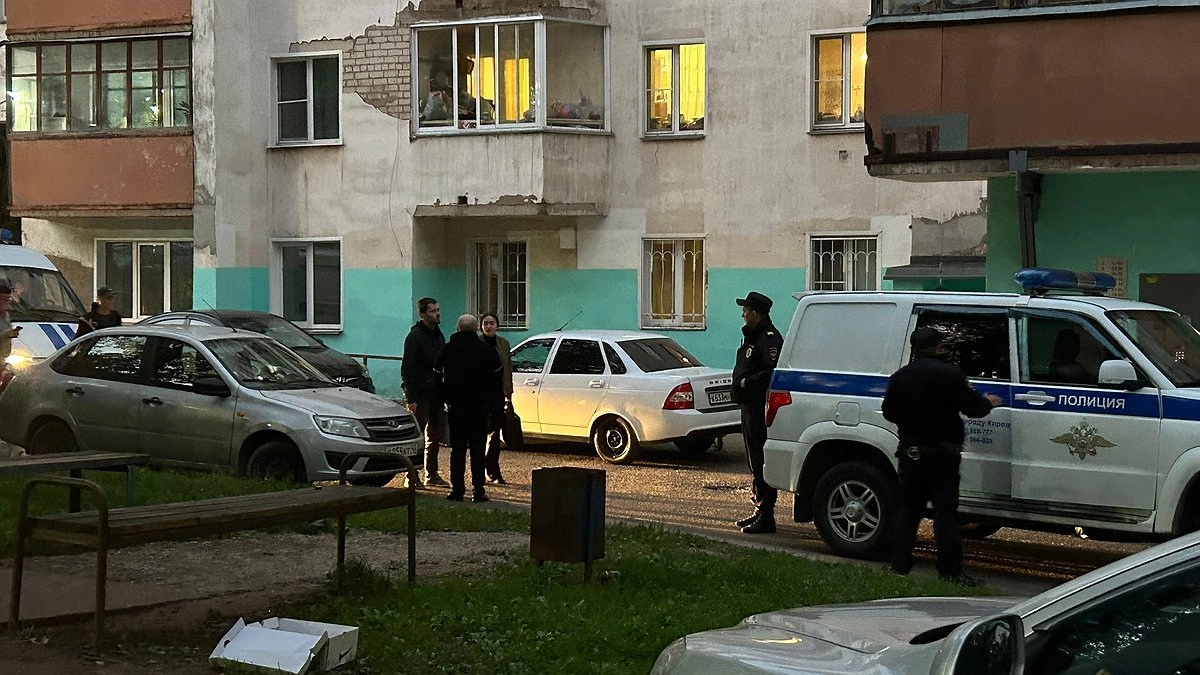 В Кирове мужчина с топором повредил автомобиль и угрожал прохожим