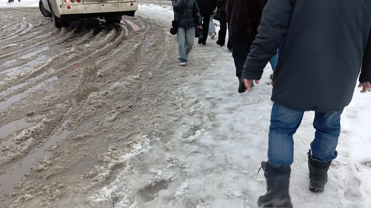 Главная картинка новости: Продавец на рынке подсказал что сделать, чтобы ноги не мёрзли даже в сильный мороз - начал тестить с первым снегом и делюсь результатом