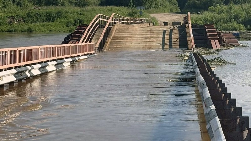 Мост под Кировом уходит под воду из-за резкого подъема реки