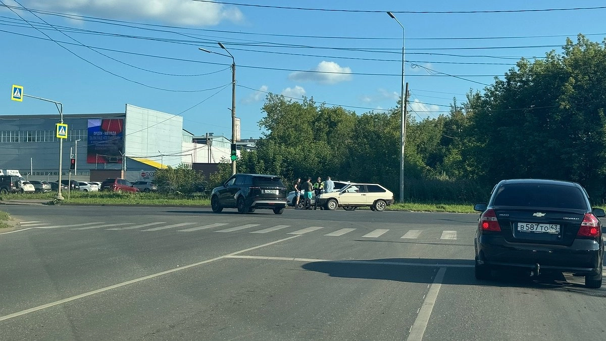 Перекрёсток в центре Кирова закроют на месяц: как теперь проехать
