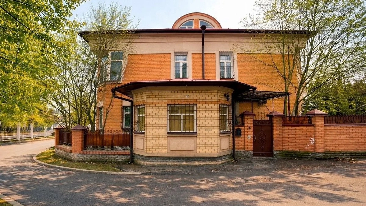 В центре Кирова продают коттедж с бассейном и бильярдом за 53 миллиона рублей