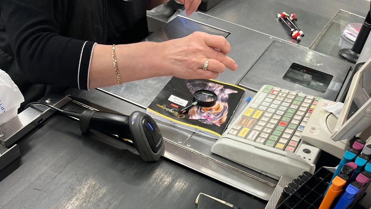 Взяла 5 конфет в "Пятерочке", весы на кассе показали 320 граммов. Вот как нас дурят в магазинах с обвесом