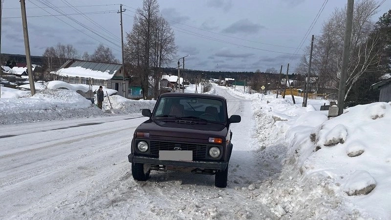 В Кировской области водитель "Нивы" слетел с дороги и сбил женщину-пешехода