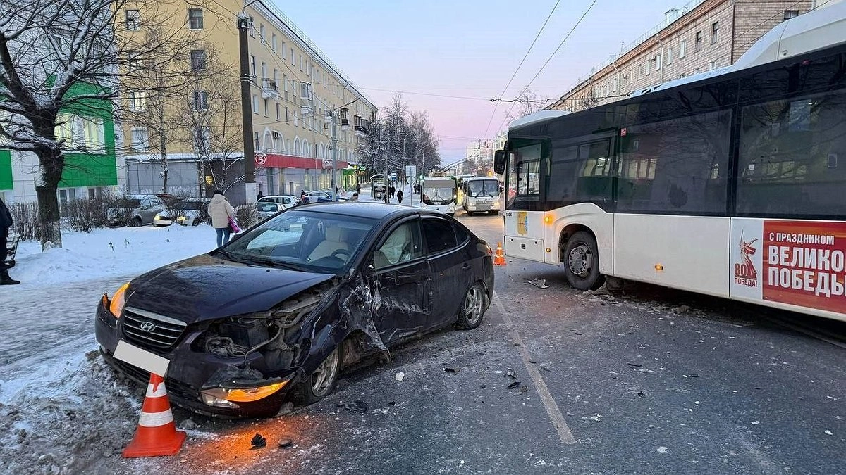 В тройном ДТП на Владимирской пострадали два человека
