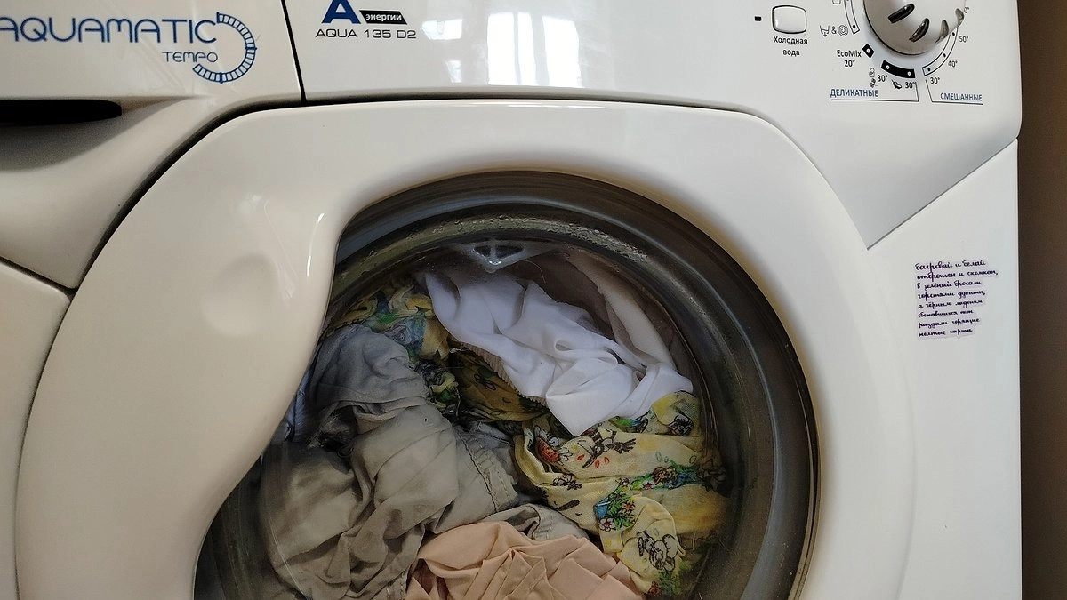 Стиралка скачет по ванной: как заставить её стоять на месте — пошаговая инструкция