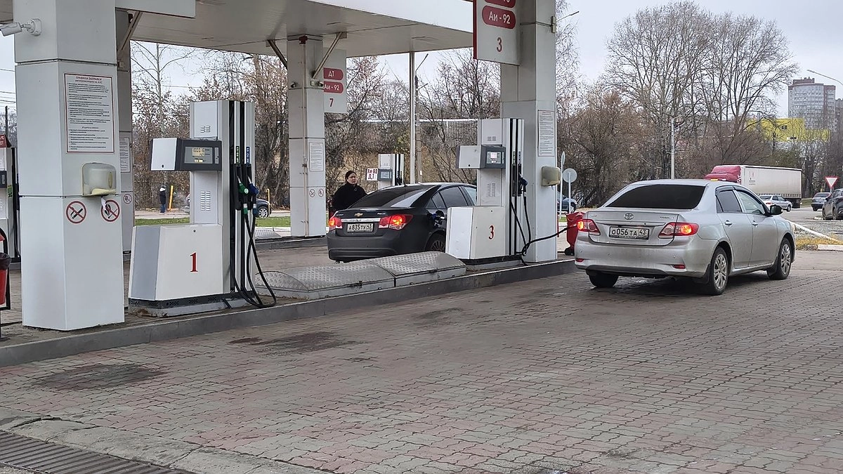 Главная картинка новости: Спать приходилось прямо в туалете: как я работала заправщиком на АЗС - личный опыт