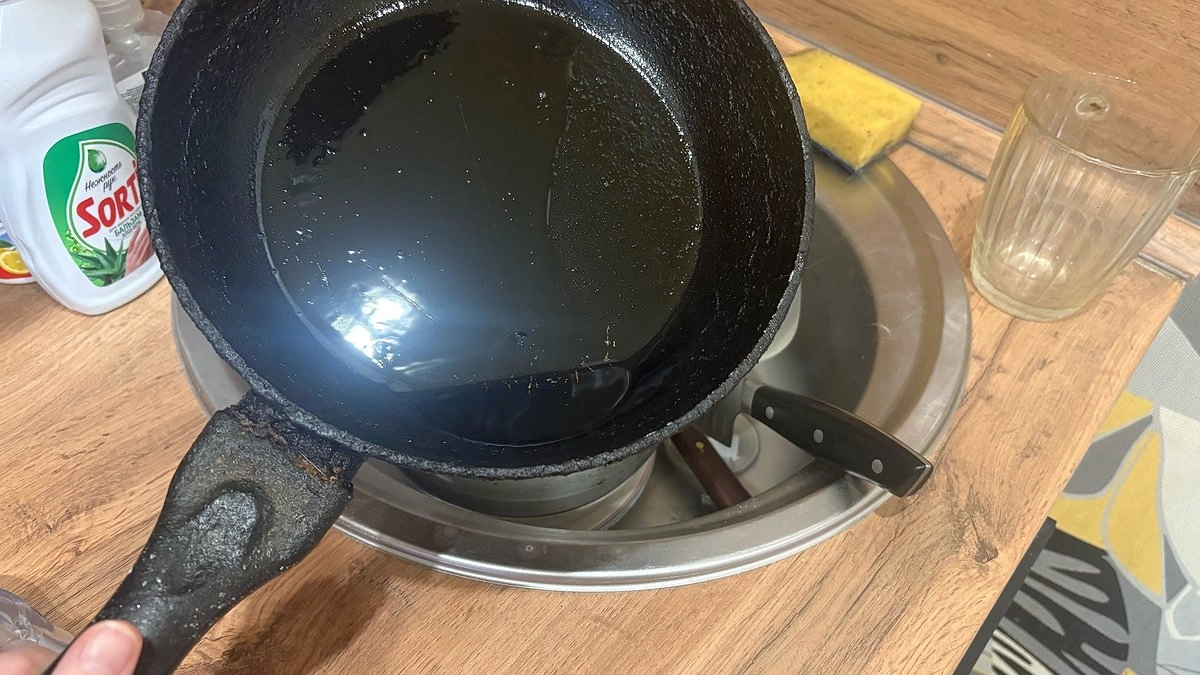 Куда выливать масло со сковороды после готовки: запомните раз и навсегда