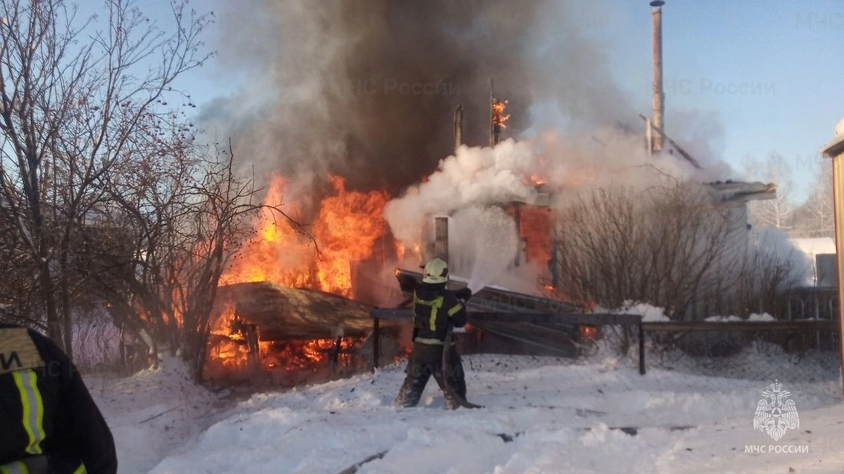 В Омутнинске при пожаре в трехквартирном доме погиб человек