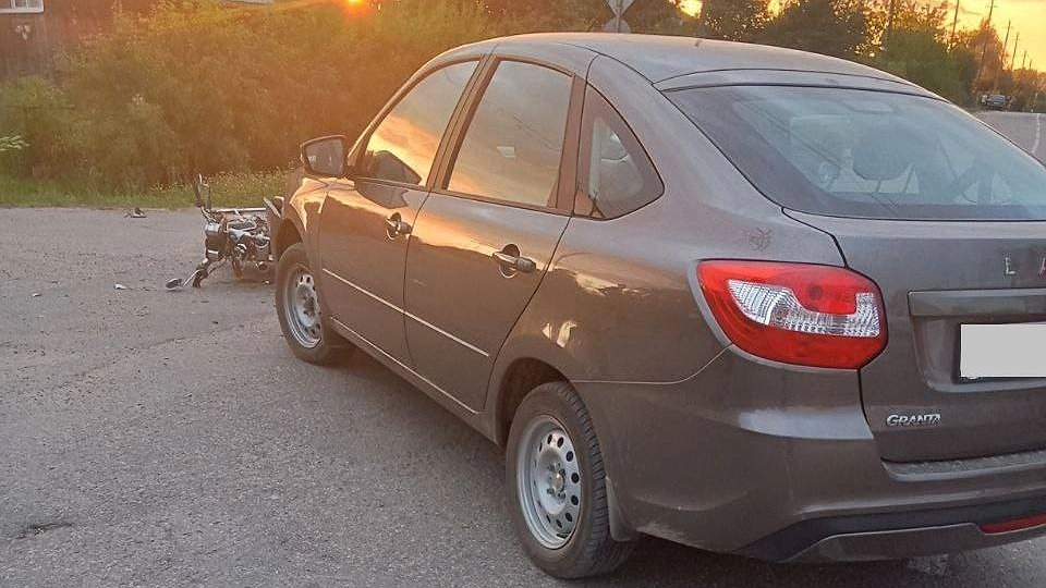 В Арбаже "Гранта" столкнулась с мопедом: есть пострадавшие