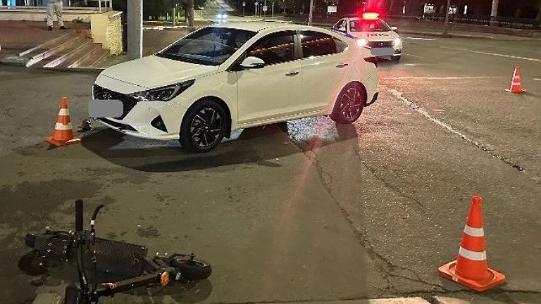 Школьник на электросамокате угодил в тройное ДТП в центре Кирова
