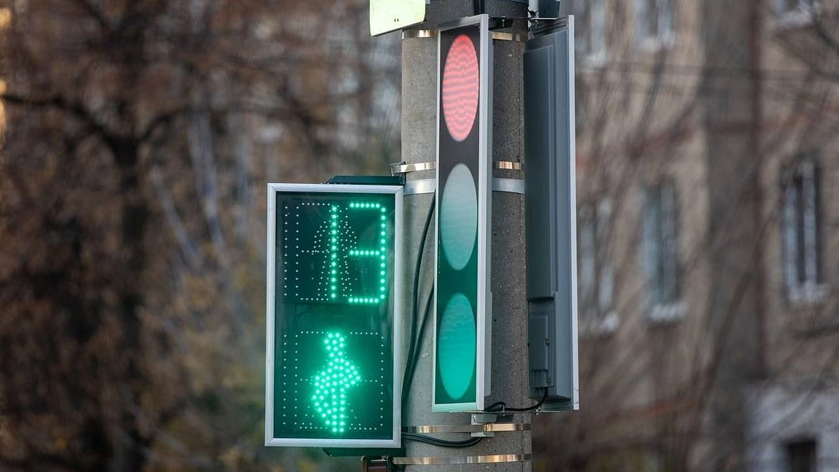 Главная картинка новости: Сразу на трех перекрестках в центре Кирова кардинально изменили работу светофоров