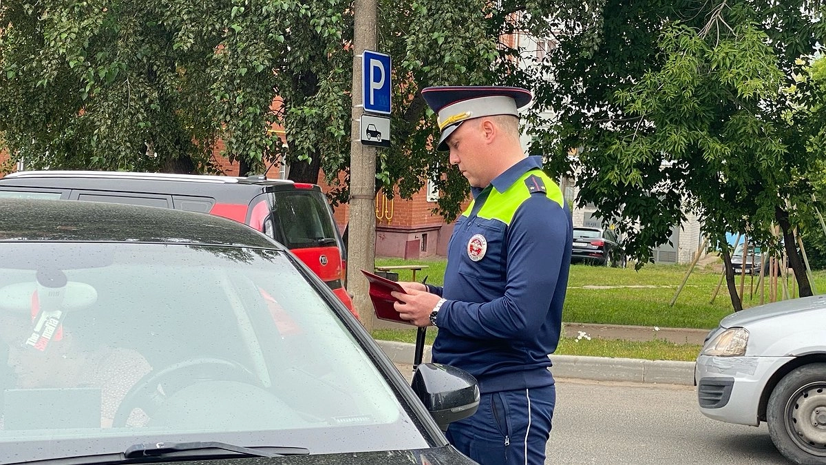«Тебе надо — ты и доставай!» — инспектор хотел обыскать багажник, но пенсионер не растерялся, и вот чем обернулось