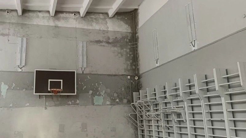 Кировскую школу очистят от плесени за миллион рублей
