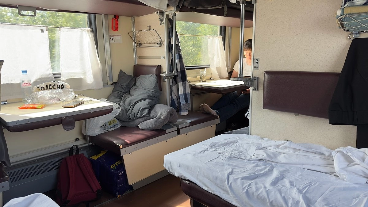 "Потерпите!": бабуля в купе разложила яйца и селедку - от вони спасения не было всю дорогу. Проводница развела руками