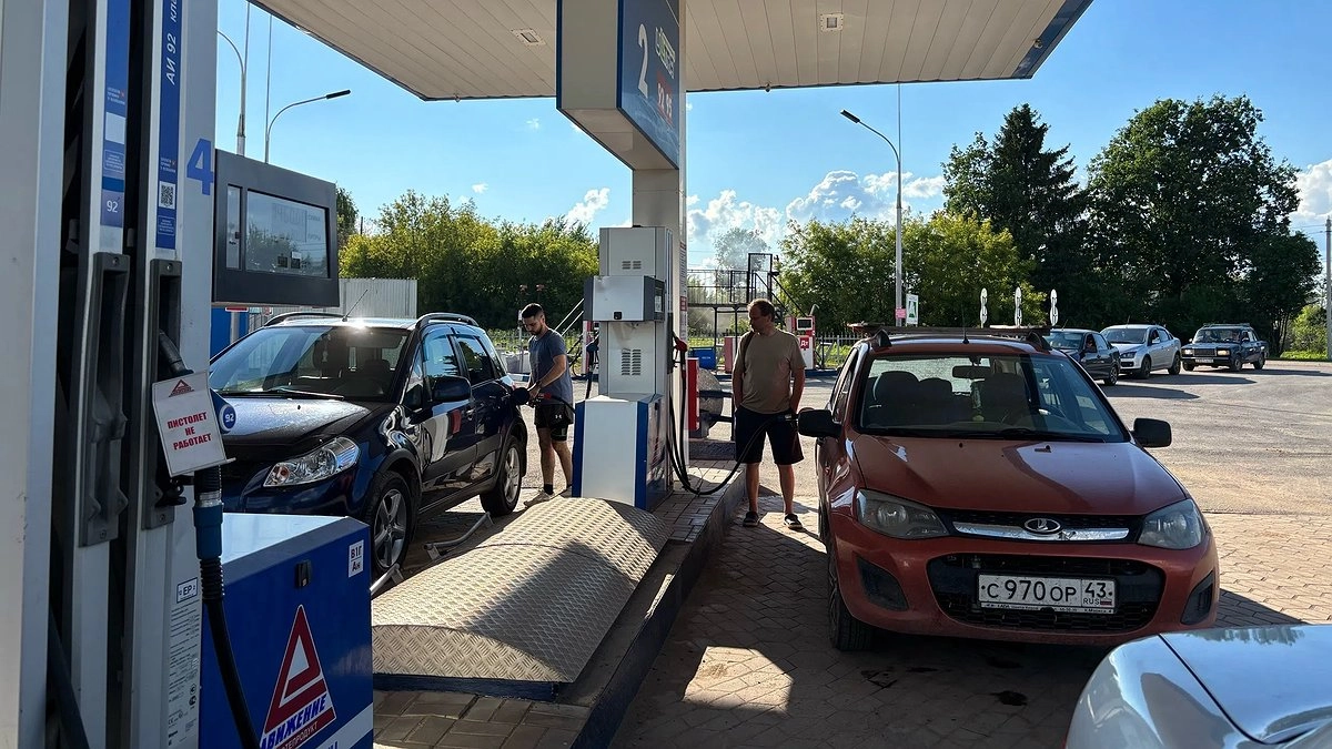 К водителям в очередях за бензином обратилась Общественная палата Кировской области