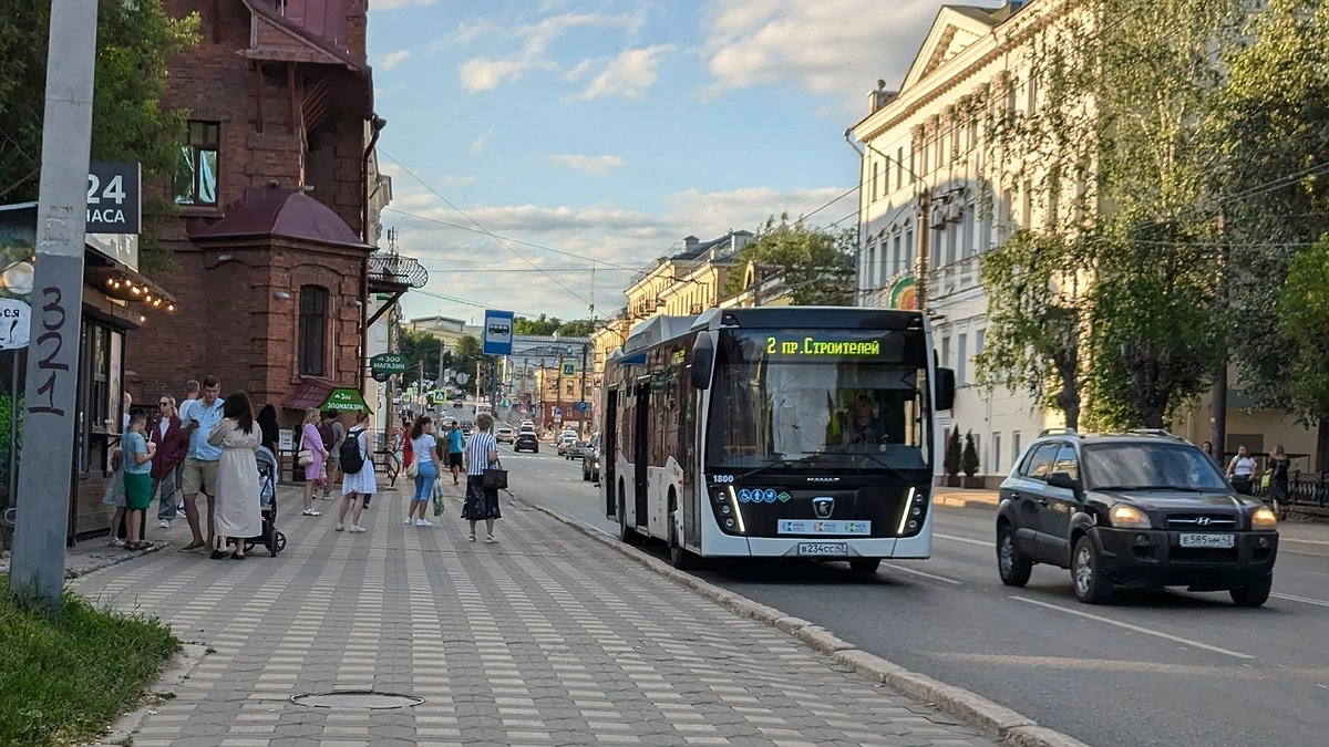 Водитель легковушки в Кирове избил женщину за рулем автобуса