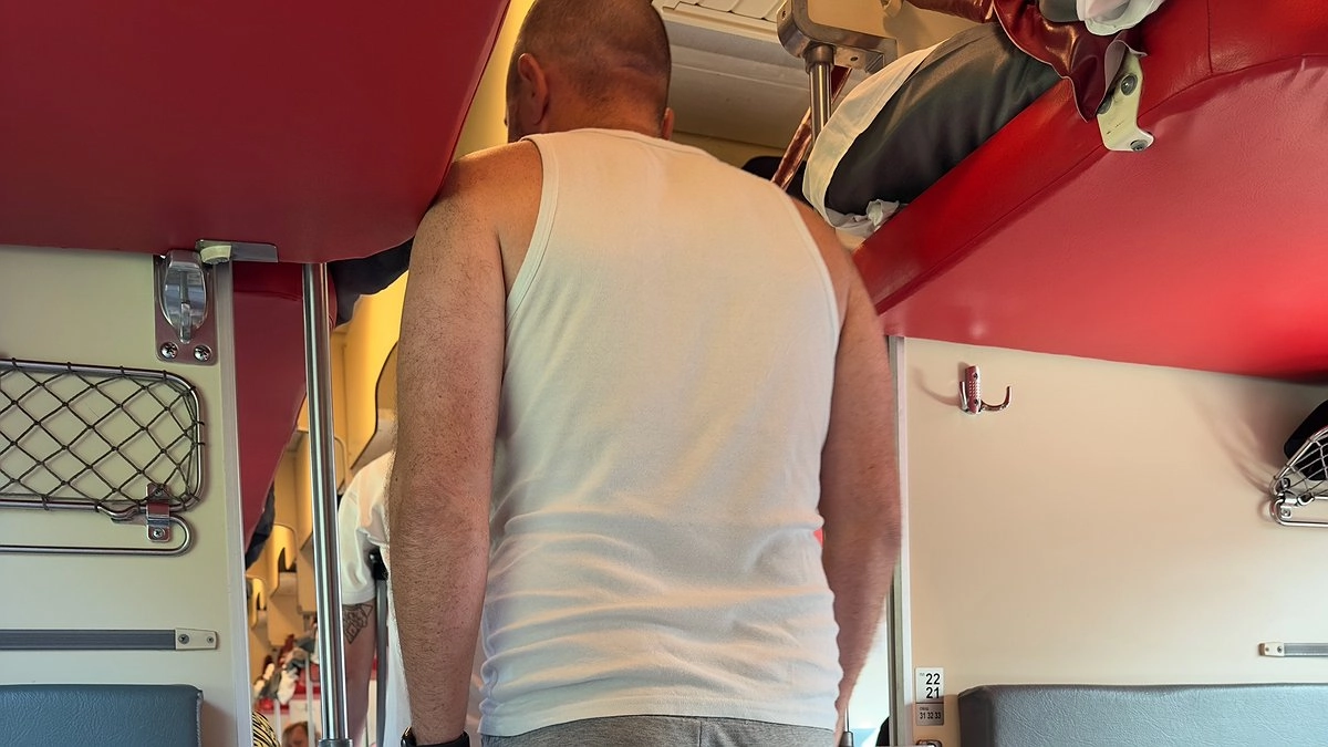 Поездка из Крыма в Питер обернулась стрессом: конфликт за багаж и странное поведение соседки