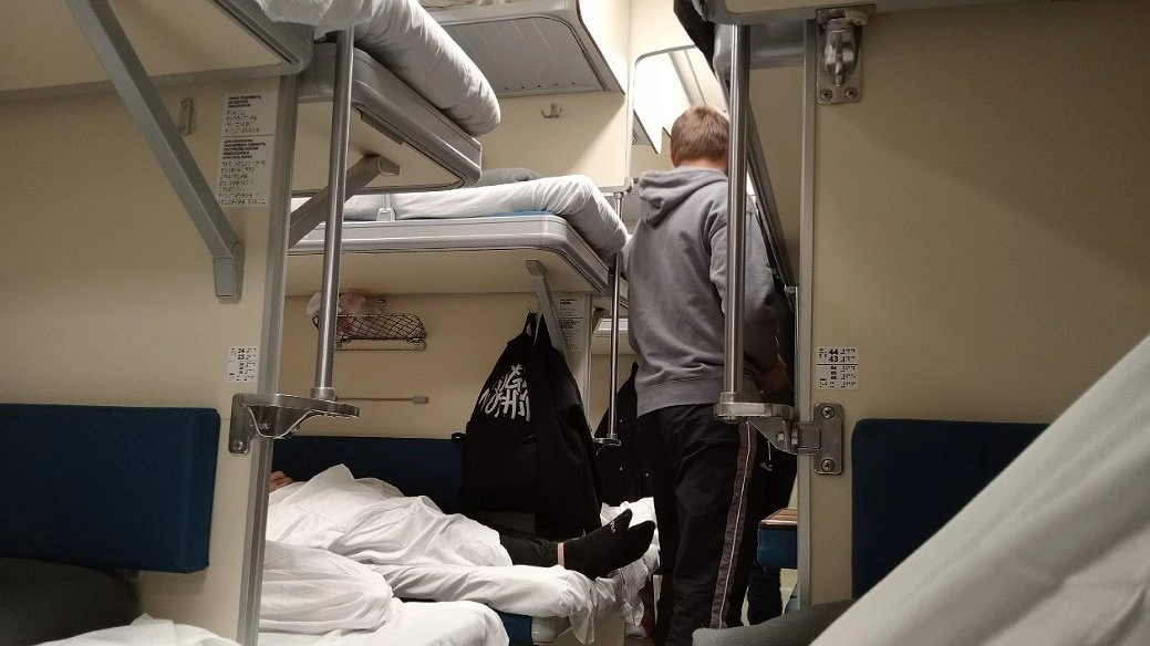 «Он же ребенок, ему нужно двигаться»: молодая парочка думала, что их чадо важнее остальных - уму разуму их научил сам поезд