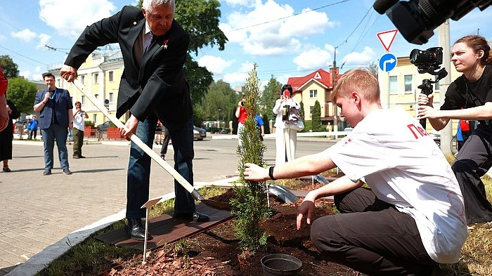 В Кирове появилась космическая аллея