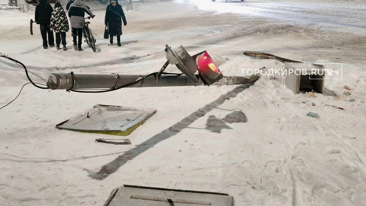 Главная картинка новости: В Кирове водитель Мерседеса снес светофор и скрылся с места ДТП