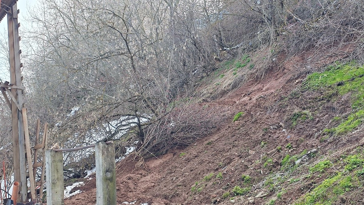 В Кирове из-за талых вод сошел оползень