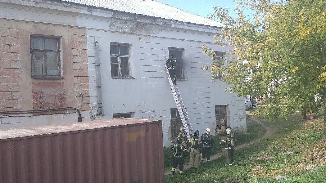В Кирове на улице Уральской в одном из офисных зданий загорелась кофемашина