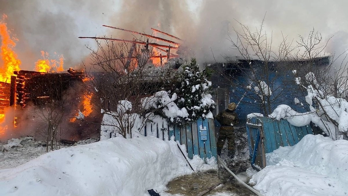 Пожарные спасли человека из горящего дома под Котельничем