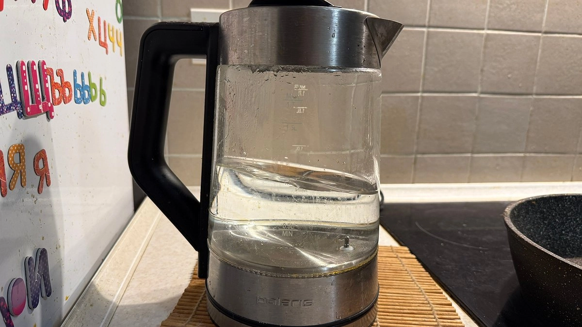 Так накипь не удалить: химики объяснили, почему народные методы бесполезны и чем заменить дорогие средства для чистки чайника