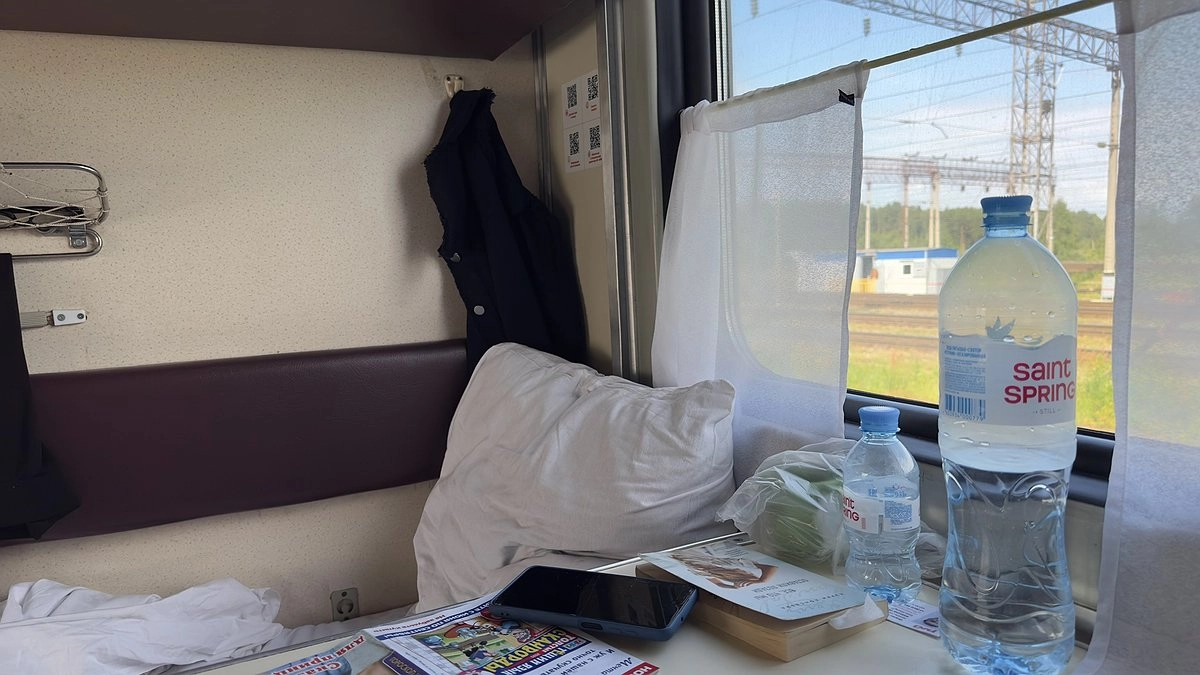 «Что происходит?» — пассажирка была ошеломлена, увидев чужого ребёнка на своей полке