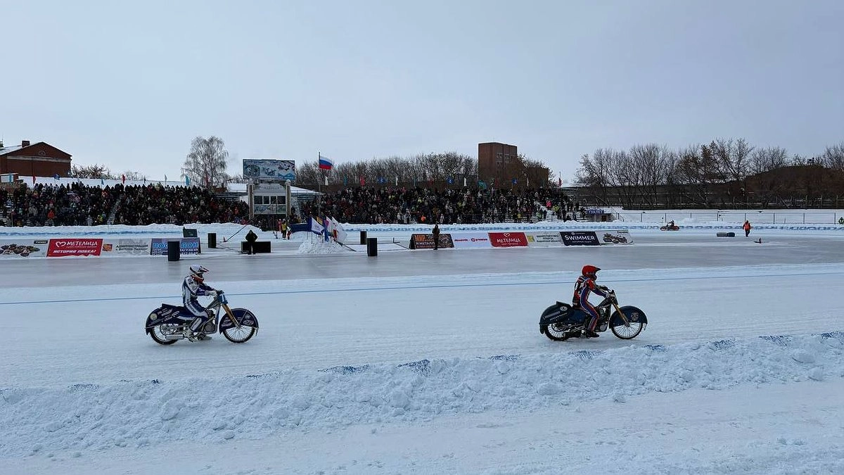 Главная картинка новости: Трехкратный чемпион России стал триумфатором соревнований по мотогонкам на льду в Вятских Полянах