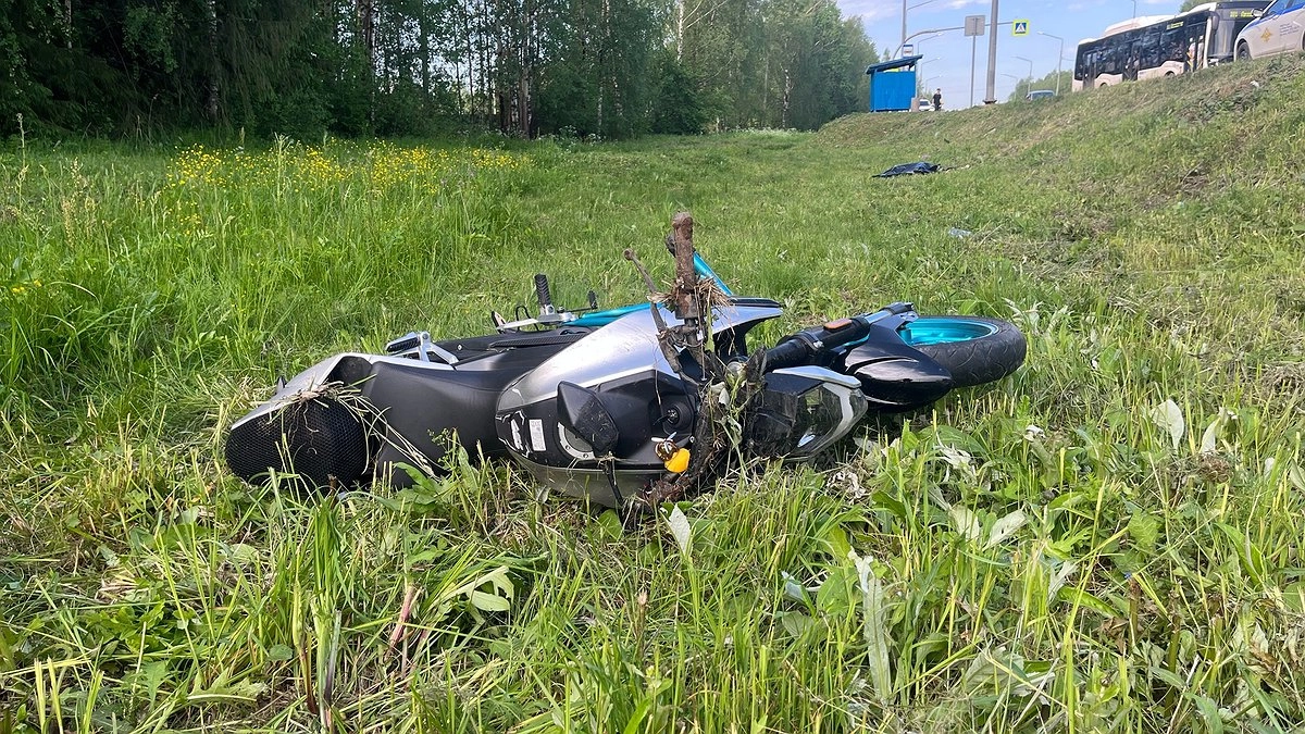 В Кирове мотоциклист сбил женщину и погиб