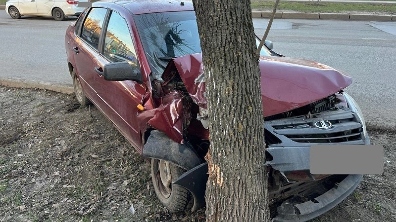 Водитель с пассажиркой на Ладе Гранте влетел в дерево у автовокзала