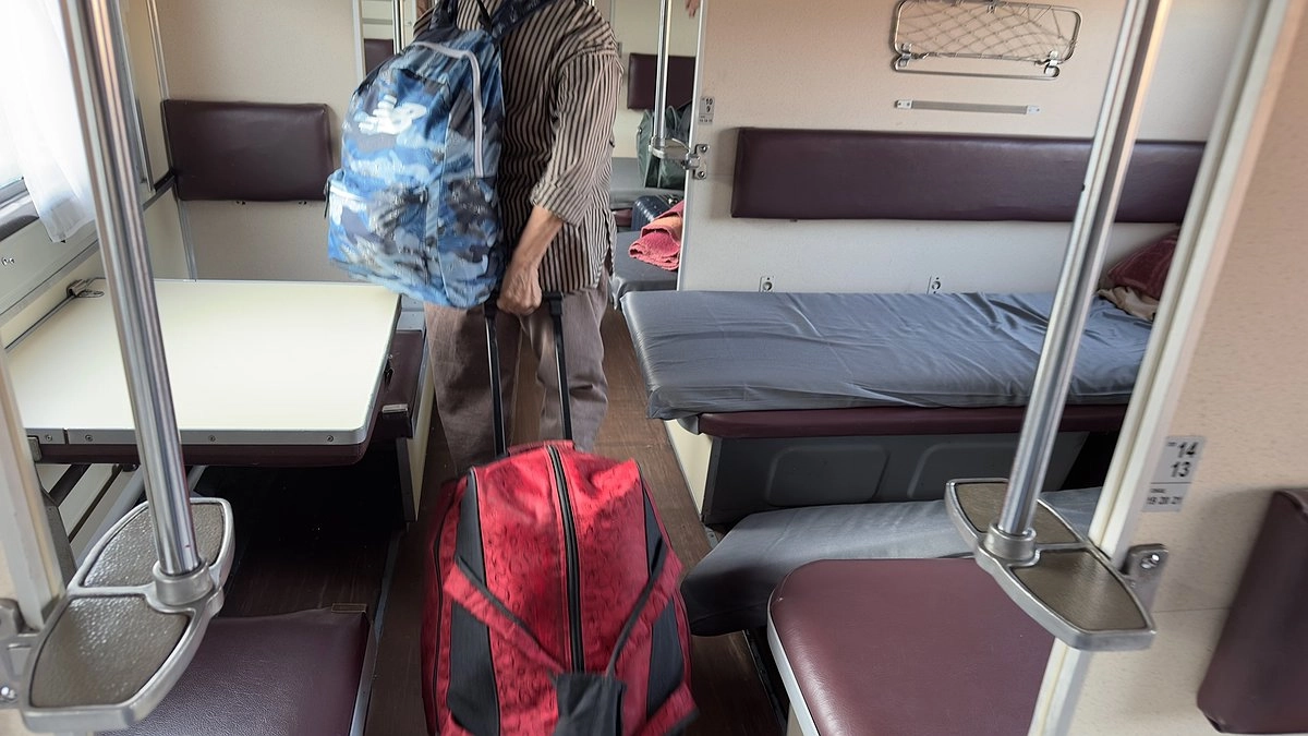 В купе уже были две женщины, одна не могла ходить. Вошли пенсионеры и начали требовать отдать нижние места