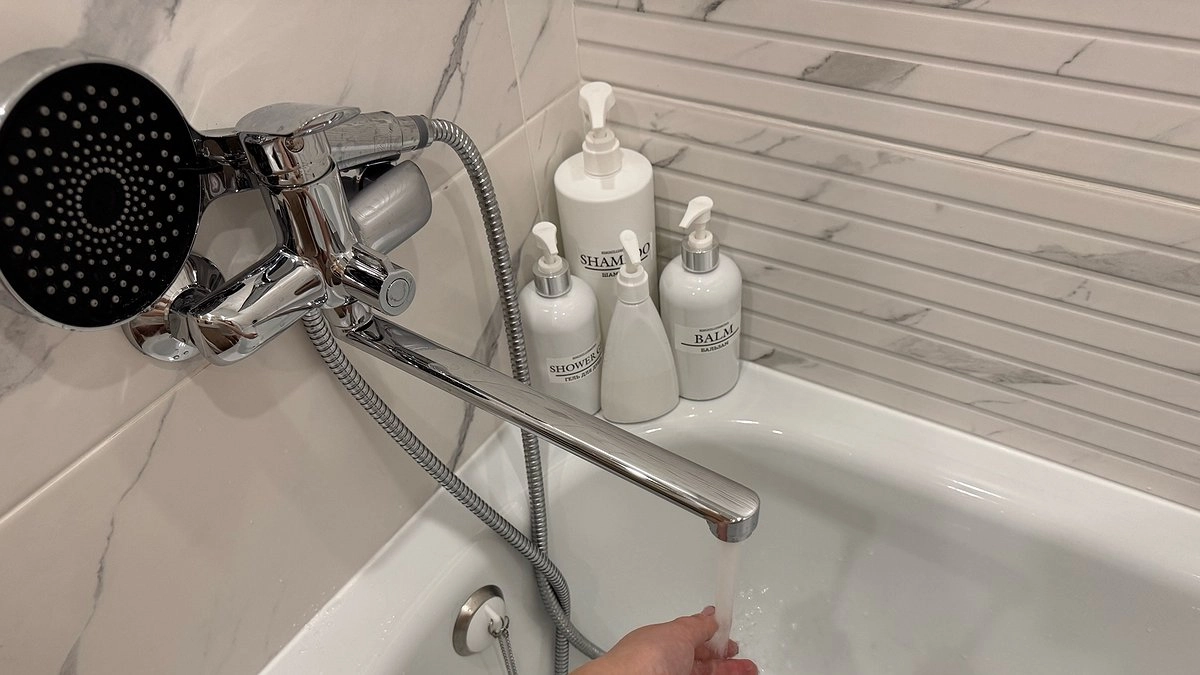 Плитка в ванной снова сияет как солнце: дешёвая смесь за 15 минут убирает налёт, который не берут даже дорогие средства