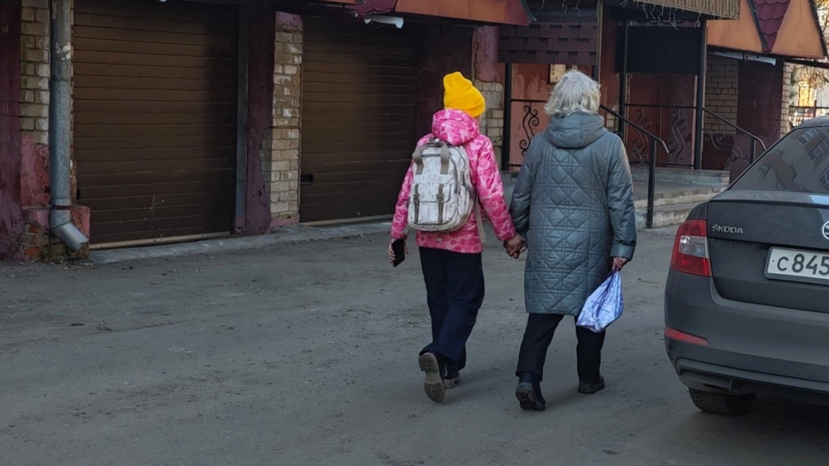 Первые бабушки в Кирове получили зарплату за общение с внуками
