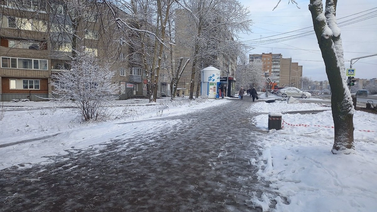 Главная картинка новости: В Кирове зафиксированы первые травмы из-за гололеда