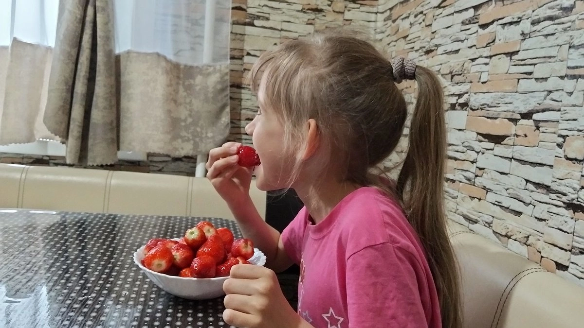 Зимой ем клубнику как свежую, знаю главное правило заморозки: ни льда, ни инея — ягода не теряет цвет и не пускает сок