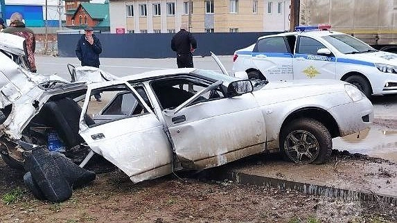 Спасатели освободили зажатого в машине человека после ДТП с автобусом в Кирове